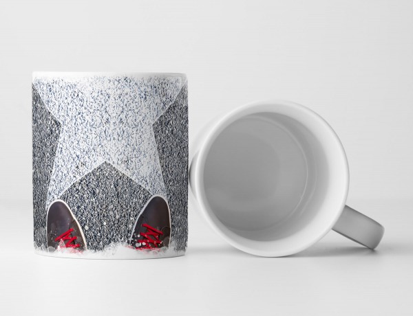 Paul Sinus Art Tasse Geschenk Sneaker auf Asphalt und weißer Stern