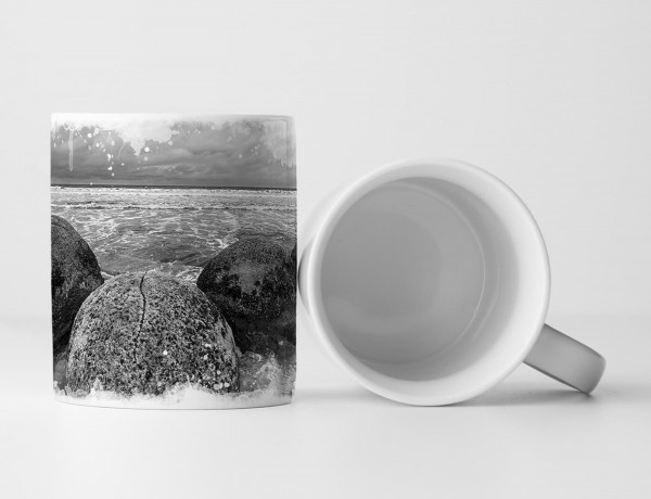 Paul Sinus Art Tasse Geschenk Landschaftsfotografie – Felsen am Strand Neuseeland schwarz weiß