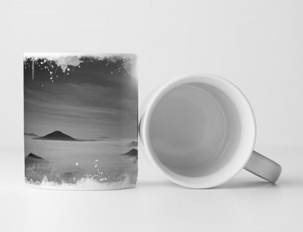 Paul Sinus Art Tasse Geschenk Landschaftsfotografie – Vollmond über dem Nebelgebirge schwarz weiß