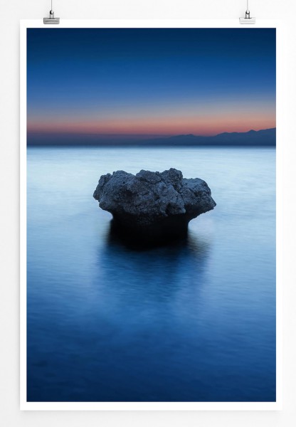 Paul Sinus Art Landschaftsfotografie 60x90cm Poster Einsamer Fels im ruhigen Meer