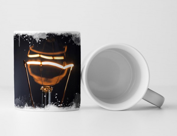 Paul Sinus Art Tasse Geschenk Fotografie – Glühbirne vor schwarzem Hintergrund