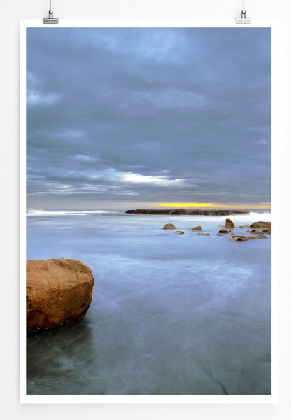 Paul Sinus Art Landschaftsfotografie 60x90cm Poster Ruhiger Strand mit Felsen