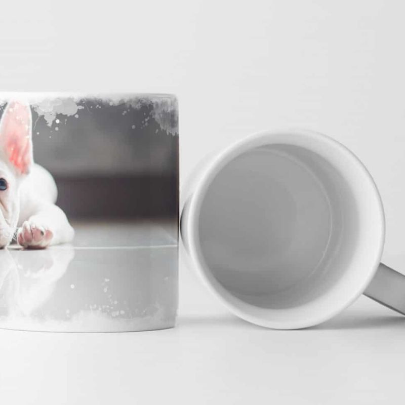 Tasse Geschenk Tierfotografie – Bulldogwelpe liegt auf dem Boden