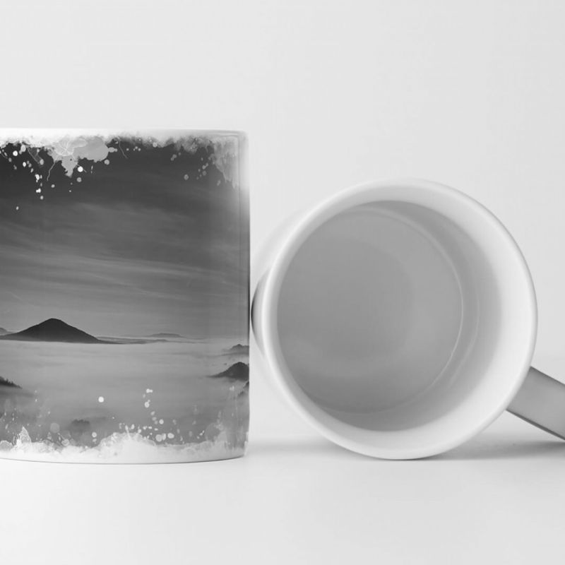 Tasse Geschenk Landschaftsfotografie – Vollmond über dem Nebelgebirge schwarz weiß