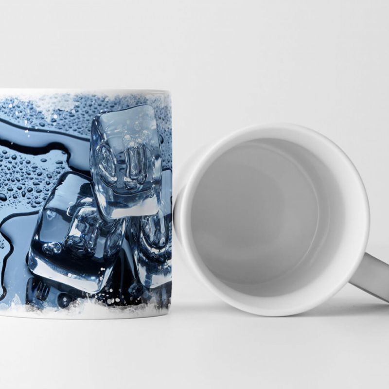 Tasse Geschenk Food-Fotografie – Eiswürfel auf schwarzem Hintergrund