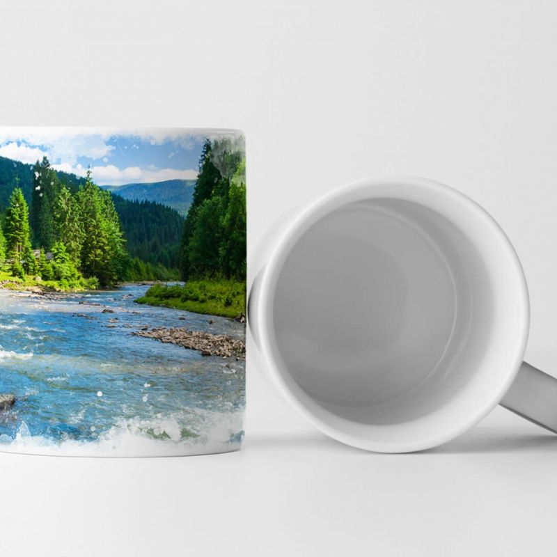 Tasse Geschenk Landschaftsfotografie – Berge mit Bäumen und Fluss