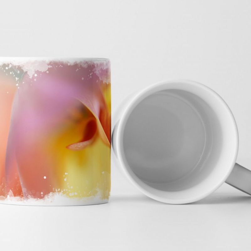 Tasse Geschenk Nahaufnahme einer orangen Blüte mit rosa und gelb