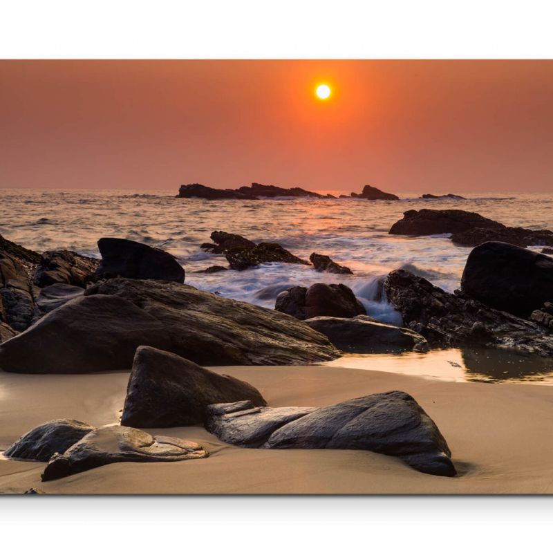 Steiniger Strand bei Sonnenuntergang – Leinwandbild