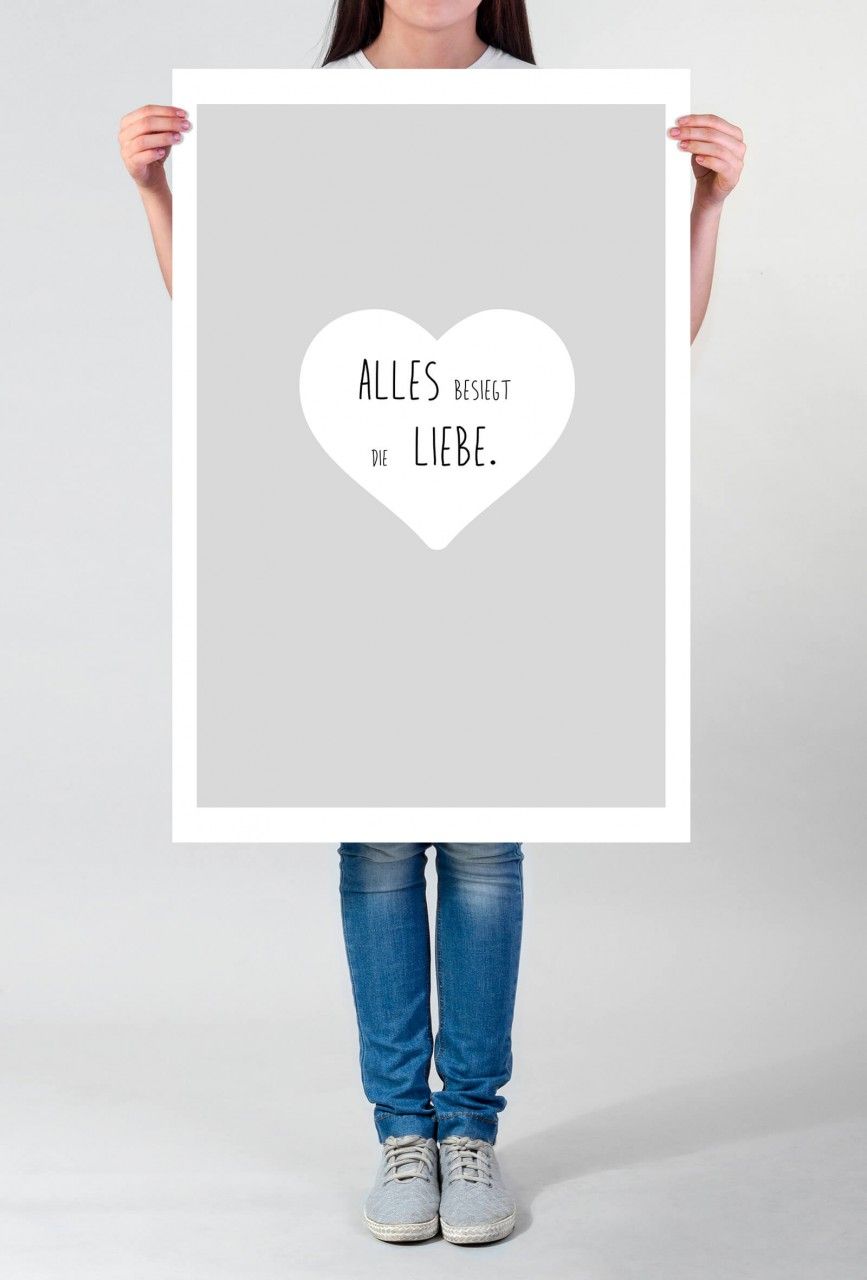 Poster in 60x90cm – Abwarten und Tee trinken., Poster in 60x90cm – Alles besiegt die Liebe., Poster in 60x90cm – Alles Gescheite ist schon gedacht worden, man muss nur versuchen, es noch einmal, Poster in 60x90cm – Alles was du willst, ist auf der anderen Seite der Angst., Poster in 60x90cm – Am Ende der Ausreden beginnt dein Leben., Poster in 60x90cm – An der Vergangenheit hängt nur, wer keinen Mut für die eigene Zukunft hat., Poster in 60x90cm – Anfangen ist leicht, beharren ist Kunst., Poster in 60x90cm – Arbeit, Müßigkeit und Ruh, schliesst dem Arzt die Türe zu., Poster in 60x90cm – Auch aus Steinen, die einem in den Weg gelegt werden, kann man schönes bauen., Poster in 60x90cm – Auch im Alphabet kommt Anstrengung vor Erfolg., Poster in 60x90cm – Aufwachen ist die beste Art, seine Träume wahr zu machen., Poster in 60x90cm – Beginne dich selbst zu lieben und es wird dich nicht interessieren wer dich hass, Poster in 60x90cm – Bevor wir fallen, fallen wir lieber auf., Poster in 60x90cm – Chancen multiplizieren sich, wenn man sie ergreift., Poster in 60x90cm – Das beste Gebet ist Geduld., Poster in 60x90cm – Das Leben ist ein Spiel, spiele um zu gewinnen., Poster in 60x90cm – Das Leben und dazu eine Katze, das gibt eine unglaubliche Summe., Poster in 60x90cm – Das Leben und die Liebe können einfach sein, wenn du es leicht nimmst., Poster in 60x90cm – Dein Körper kann alles schaffen. Es ist dein Geist, den du überzeugen musst., Poster in 60x90cm – Dein stärkster Muskel ist dein Wille!, Poster in 60x90cm – Denke daran, dass schweigen manchmal die beste Antwort ist., Poster in 60x90cm – Denken wird Angst nicht überwinden. Handeln schon!, Poster in 60x90cm – Der beste Anker ist das Haus., Poster in 60x90cm – Der Charakter ruht auf der Persönlichkeit, nicht auf den Talenten., Poster in 60x90cm – Der Clown ist die wichtigste Mahlzeit am Tag., Poster in 60x90cm – Der Geist ist die Quelle aller Verwirrung., Poster in 60x90cm – Der Kuss ist der Reim im Gedicht der Liebe., Poster in 60x90cm – Der Verstand teilt, aber das Herz verbindet., Poster in 60x90cm – Der Weg liegt nicht im Himmel der Weg liegt im Herzen., Poster in 60x90cm – Der Wille ist der Schlüssel, der Weg nur das Schloss, und der Mut die Klinke., Poster in 60x90cm – Die Gegenwart ist der größte Baustein der Zukunft., Poster in 60x90cm – Die grausame Ironie der Hausarbeit ist: Die Leute bemerken nur wenn du sie nicht, Poster in 60x90cm – Die Herrschaft über den Augenblick ist die Herrschaft über das Leben., Poster in 60x90cm – Die Küsse sind das Kleingeld der Liebe., Poster in 60x90cm – Die Liebe ist blind, oder sie drückt ein Auge zu., Poster in 60x90cm – Die Lippen einer Frau sind das Tor zu ihrer Seele., Poster in 60x90cm – Die schönsten Erinnerungen sammelt man zu zweit., Poster in 60x90cm – Die schwierigste Zeit in unserem Leben ist die beste Gelegenheit, innere Stärke, Poster in 60x90cm – Die Welt urteilt nach dem Scheine., Poster in 60x90cm – Die wertvollsten Erinnerungen fangen mit Mut an., Poster in 60x90cm – Du bekommst nichts sauber, ohne etwas anderes schmutzig zu machen., Poster in 60x90cm – Du kannst die Zukunft verändern mit dem was du heute tust., Poster in 60x90cm – Du wirst morgen sein, was du heute denkst., Poster in 60x90cm – Dumme Gedanken hat jeder, aber der Weise verschweigt sie., Poster in 60x90cm – Egal wie gut es dir geht, Bill Gates besser., Poster in 60x90cm – Ein Kuss ist die schönste Art, gemeinsam den Mund zu halten., Poster in 60x90cm – Ein Mensch ohne Ziele ist wie ein Vogel ohne Flügel., Poster in 60x90cm – Ein Tag ohne ein Lächeln ist ein verschwendeter Tag., Poster in 60x90cm – Ein weises Mädchen kennt ihre Grenzen, ein cleveres Mädchen weiß, dass Sie keine, Poster in 60x90cm – Ein Ziel ist ein Traum mit Termin., Poster in 60x90cm – Einen Kuss kann man abwischen, aber das Feuer im Herzen nicht löschen., Poster in 60x90cm – Eines meiner Ziele ist, immer Ziele zu haben., Poster in 60x90cm – Ene kluge Frau vergisst nie ein Rätsel zu sein., Poster in 60x90cm – Erinnere dich daran, warum du begonnen hast., Poster in 60x90cm – Erstrebe das, womit du glücklich bist., Poster in 60x90cm – Es gibt keine Ausrede, es nicht zu versuchen., Poster in 60x90cm – Es gibt keinen Weg zum Glück. Glücklich-sein ist der Weg., Poster in 60x90cm – Es gibt Wichtigeres im Leben, als beständig dessen Geschwindigkeit zu erhöhen., Poster in 60x90cm – Es ist dein Leben, verpass es nicht., Poster in 60x90cm – Es ist der Geist, der sich den Körper baut., Poster in 60x90cm – Es ist ein guter Tag um einen guten Tag zu haben., Poster in 60x90cm – Es ist nicht der Berg, den wir bezwingen  wir bezwingen uns selbst., Poster in 60x90cm – Es ist nicht genug zu wissen, man muss auch anwenden. Es ist nicht genug zu woll, Poster in 60x90cm – Es ist nirgends schöner als daheim, und wenn das zuhause bloß ein Saustall ist.