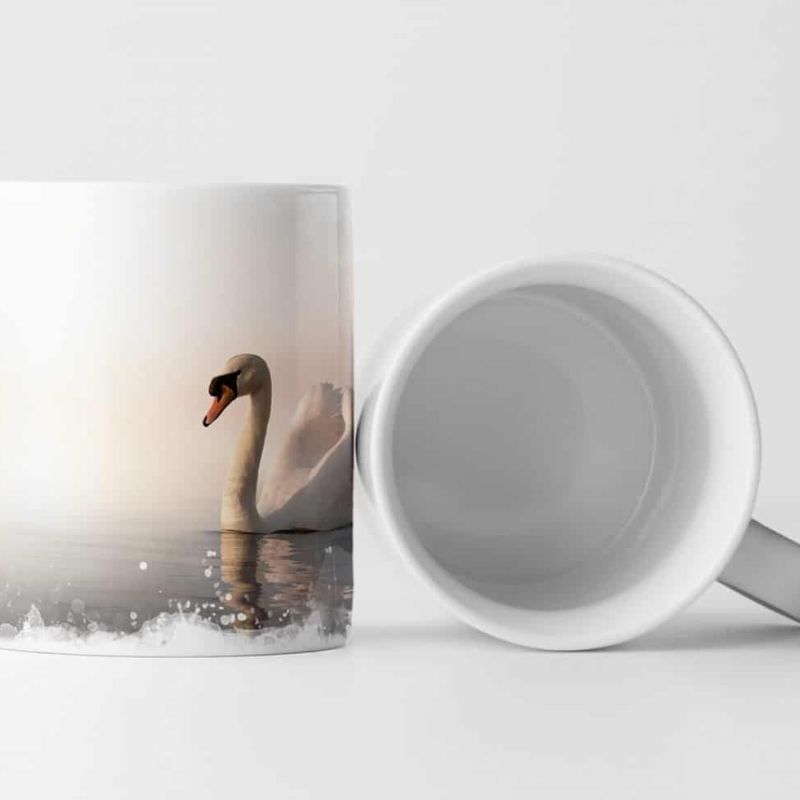 Tasse Geschenk Tierfotografie – Schwimmender weißer Schwan bei Sonnenaufgang