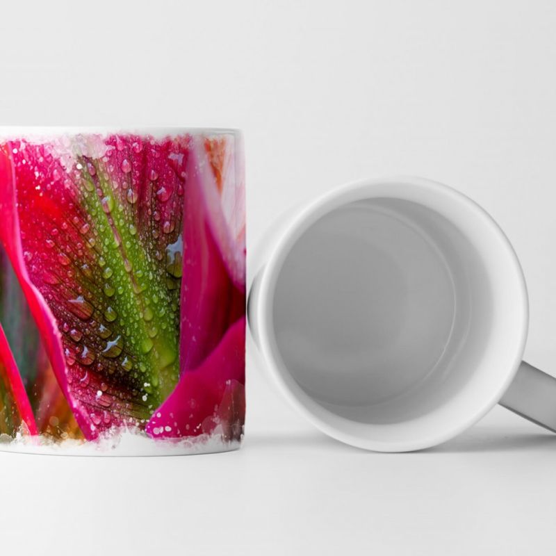 Tasse Geschenk Naturfotografie – Makroaufnahme einer Blume mit Wassertropfen