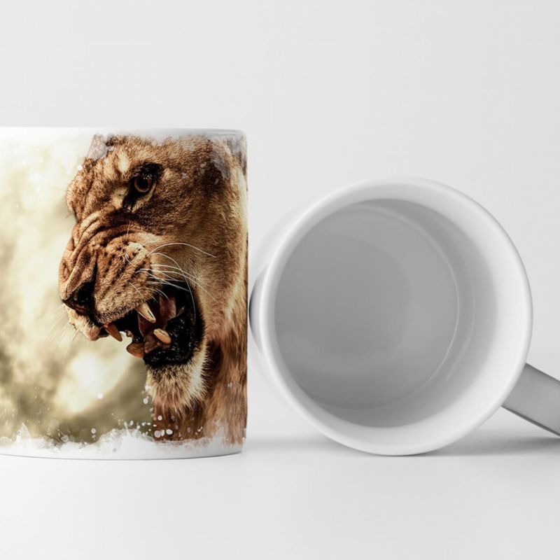 Tasse Geschenk Tierfotografie – Brüllende Löwin vor grauem Himmel