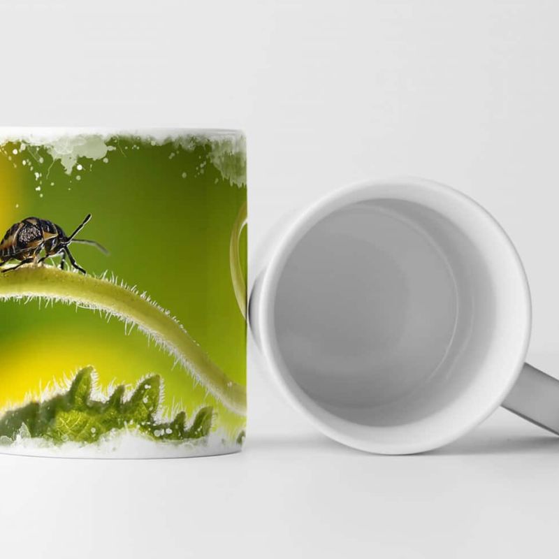 Tasse Geschenk Naturfotografie – Insekt auf einem Blatt mit leuchtend grünem Hintergrund