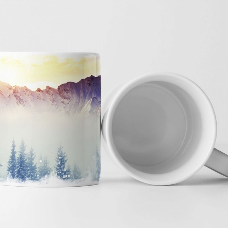 Tasse Geschenk Landschaftsfotografie – Nadelwald vor Bergen