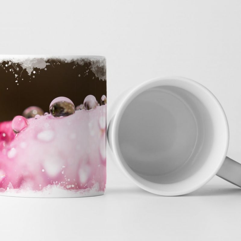 Tasse Geschenk Naturfotografie – Wassertropfen auf pinkem Blütenblatt