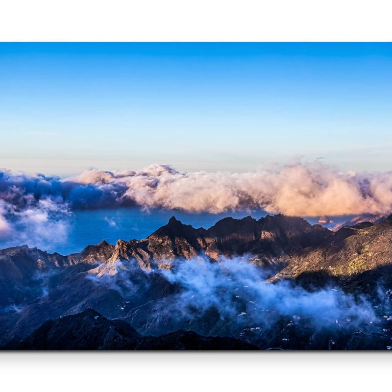 Berge mit weißen und rosa Wolken – Leinwandbild