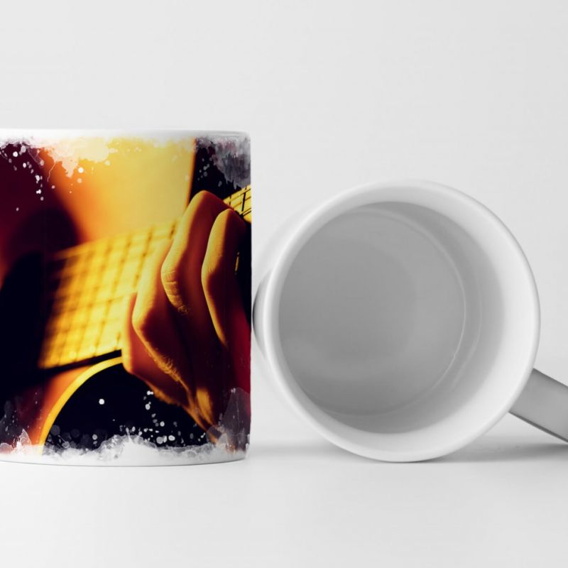 Tasse Geschenk Mann spielt klassische Gitarre – Closeup Fotografie