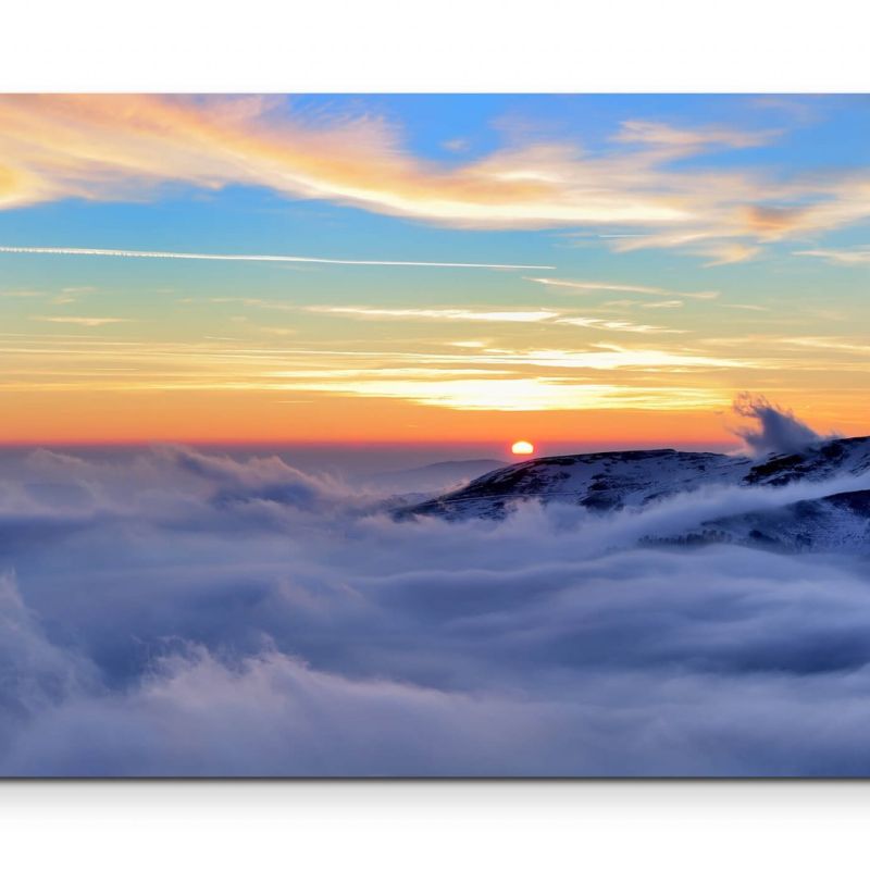 Wolkenverhangenes Tal bei Sonnenuntergang – Leinwandbild