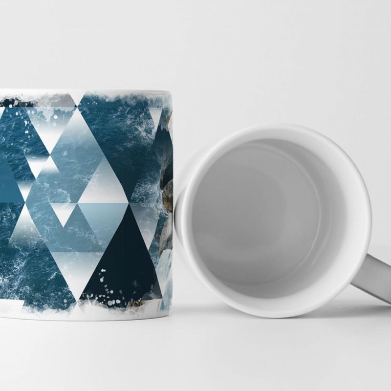 Tasse Geschenk Digitale Grafik – Abstraktes Meer mit geometrischen Dreiecken