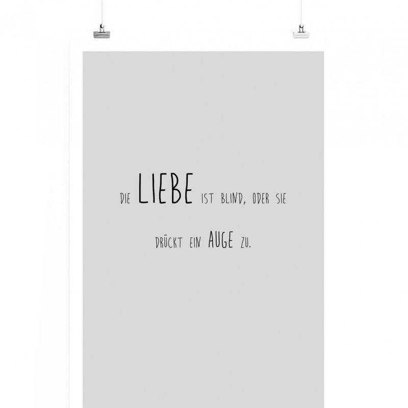 Poster in 60x90cm – Die Liebe ist blind, oder sie drückt ein Auge zu.