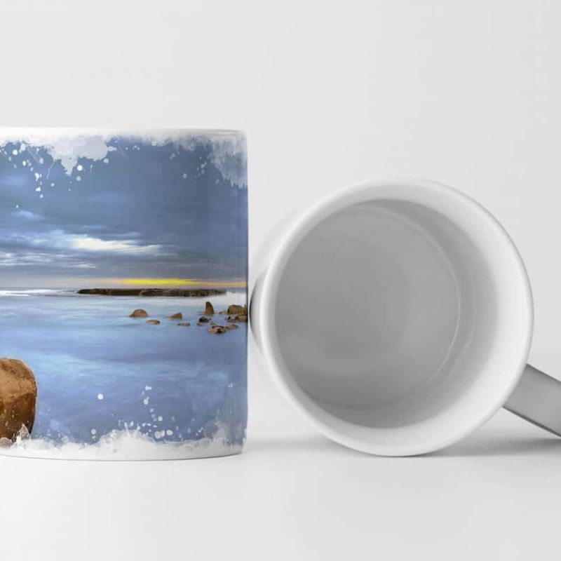 Tasse Geschenk Landschaftsfotografie – Ruhiger Strand mit Felsen