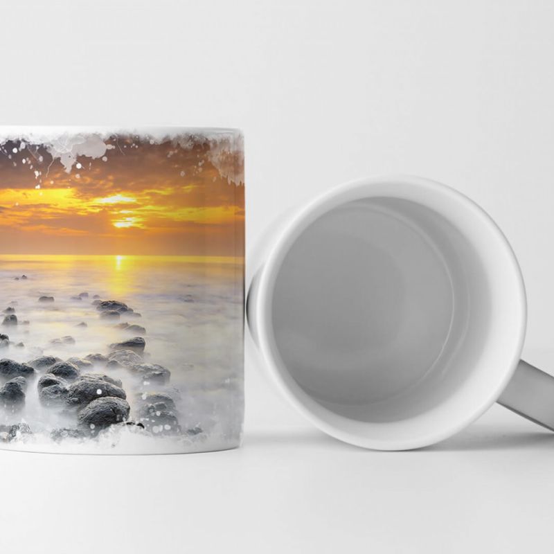 Tasse Geschenk Naturfotografie – Gelber Sonnenaufgang über Felsküste