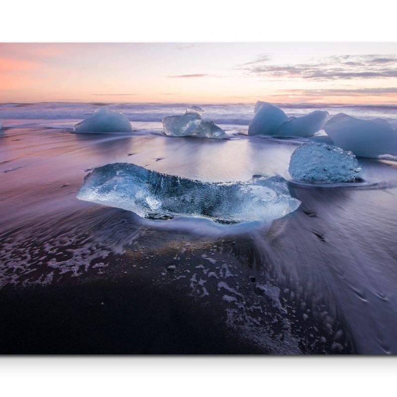 Eisscholle am schwarzen Strand – Leinwandbild