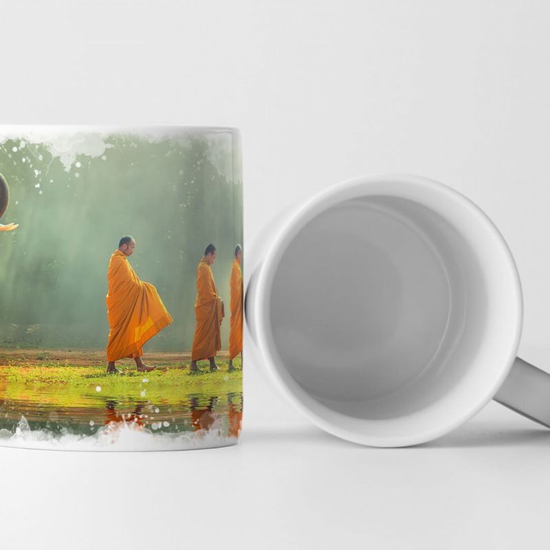 Tasse Geschenk Künstlerische Fotografie – Junger Elefant mit buddhistischen Mönchen