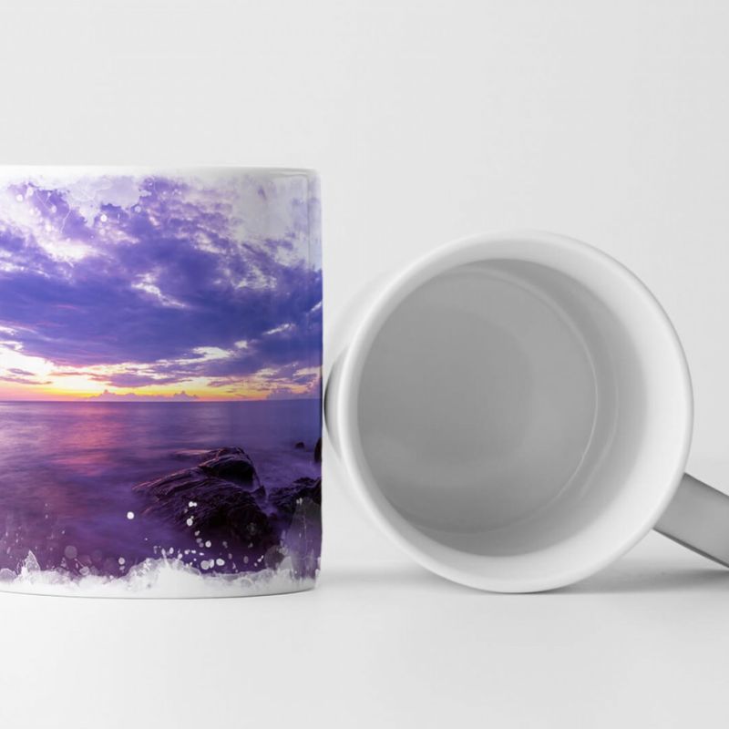 Tasse Geschenk Landschaftsfotografie – Lila Landschaft mit Felsen im Meer