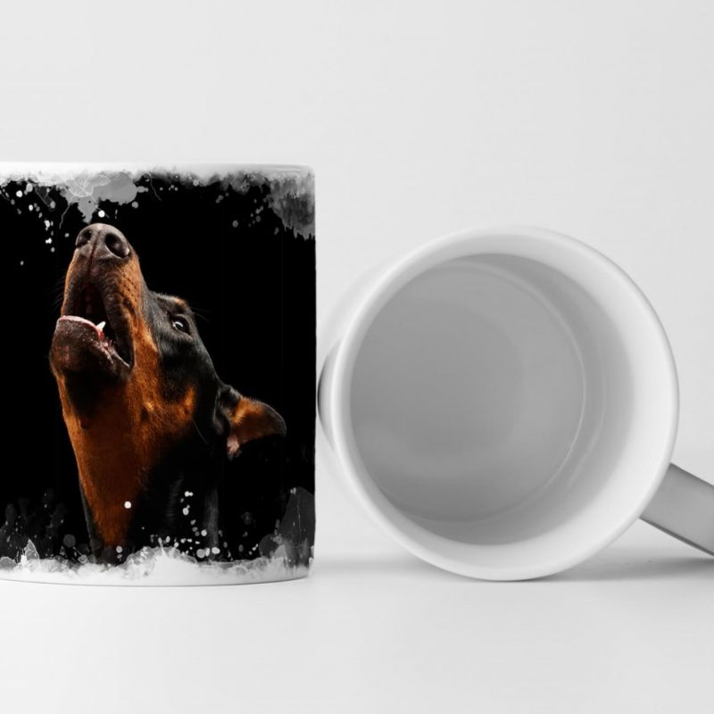 Tasse Geschenk Tierfotografie – Doberman Portrait vor schwarzem Hintergrund