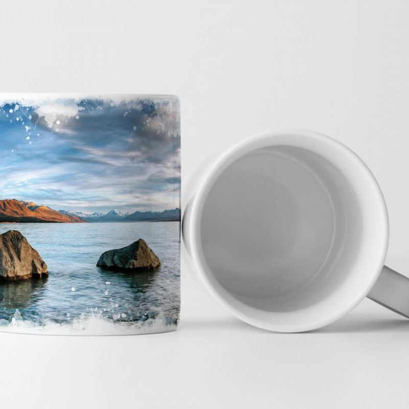 Tasse Geschenk Landschaftsfotografie – Spiegelglatter See mit Steinen Neuseeland