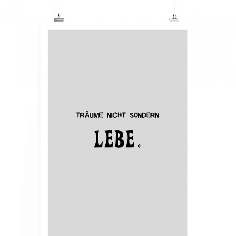 Poster in 60x90cm – Träume nicht sondern lebe.