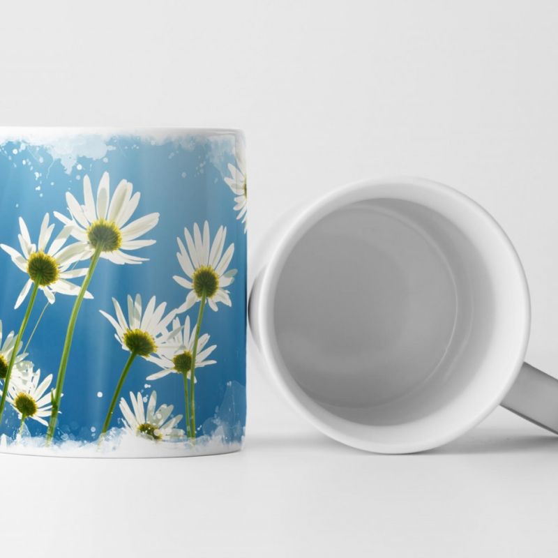 Tasse Geschenk Naturfotografie – Kamillenblüten vor blauem Himmel