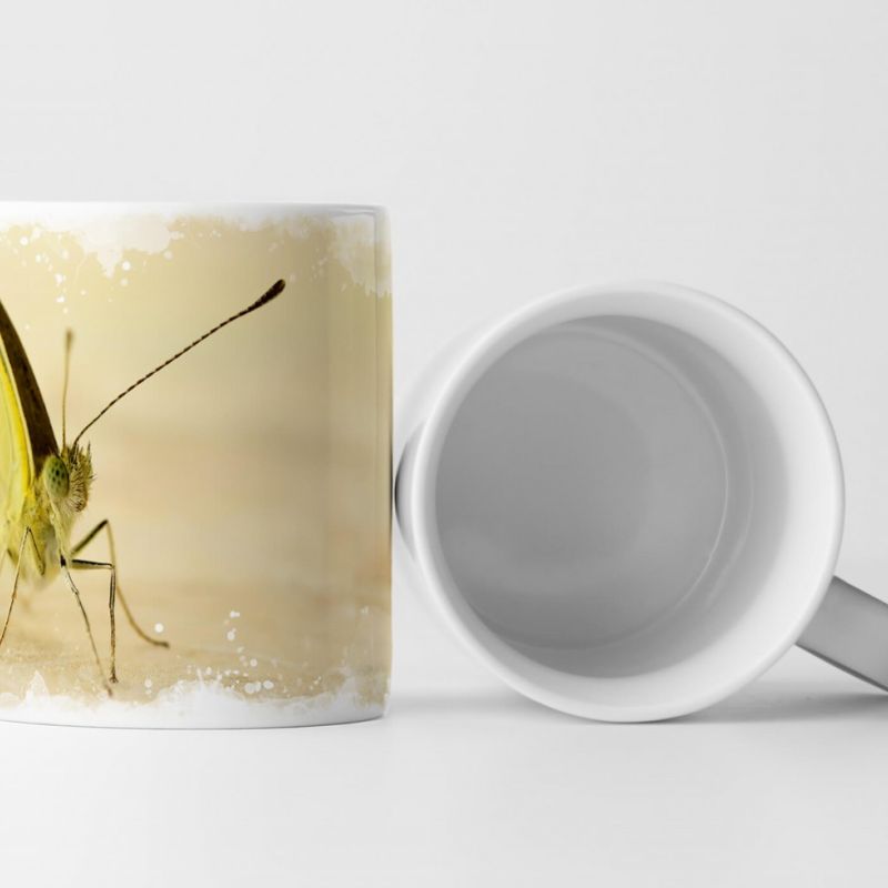 Tasse Geschenk Tierfotografie – Zartgelber Schmetterling vor Pastellhintergrund