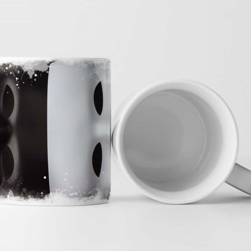 Tasse Geschenk Schwarze und weiße Maske auf kontrastreichem Hintergrund