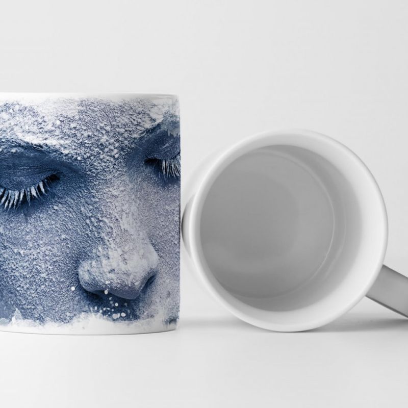 Tasse Geschenk Künstlerische Fotografie – Porträt eines mit Schnee bedeckten Mädchens