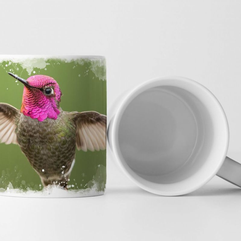 Tasse Geschenk Tierfotografie – fliegender Kolibri vor grünem Hintergrund