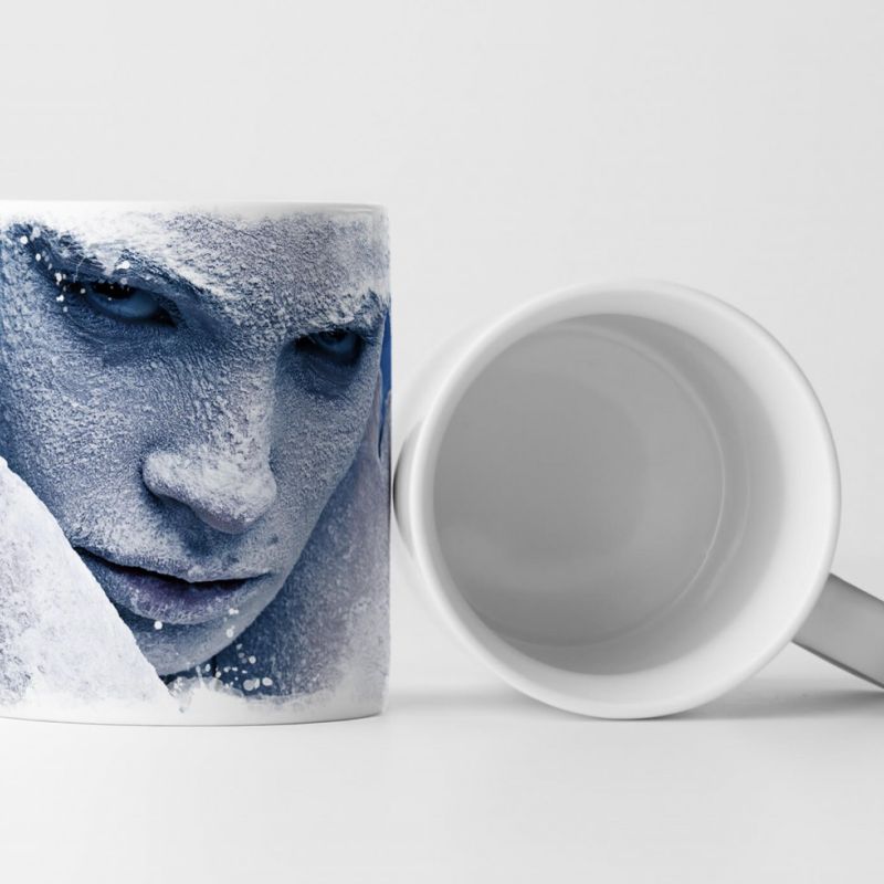 Tasse Geschenk Künstlerische Fotografie – Ein mit Schnee bedecktes Mädchen