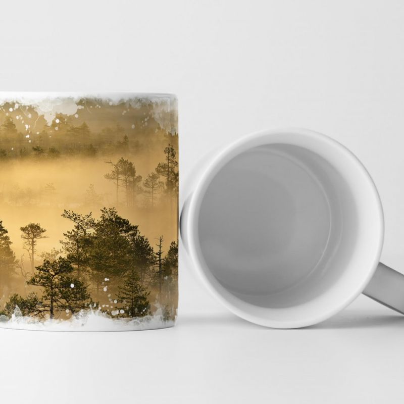 Tasse Geschenk Naturfotografie – goldenes Morgenlicht über einem Wald