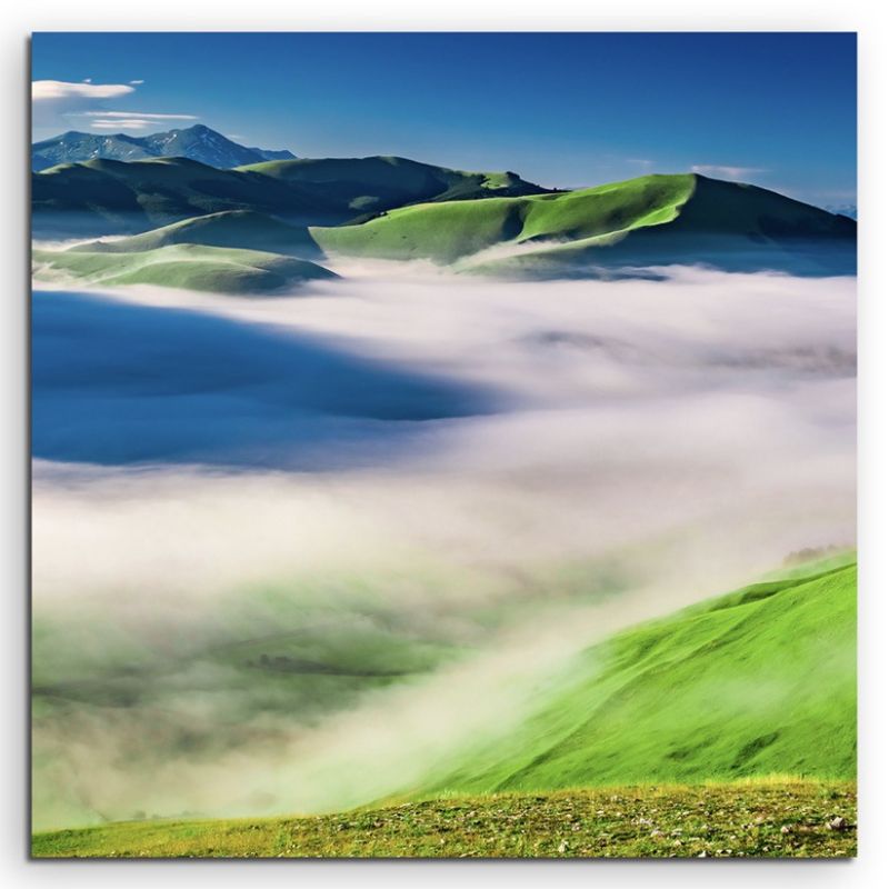 Landschaftsfotografie – Nebellandschaft in Castelluccio, Italien  auf Leinwand