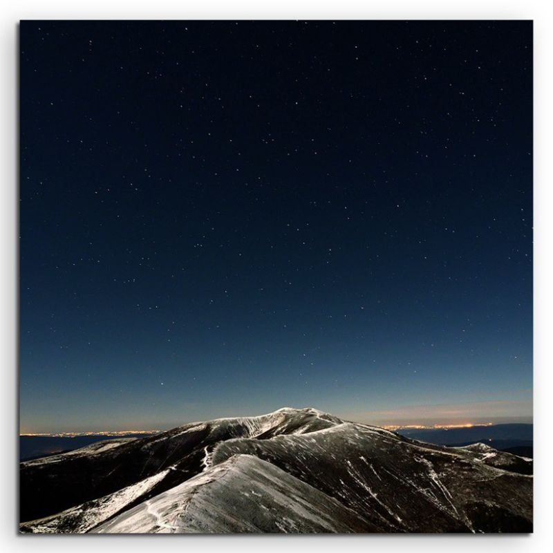 Landschaftsfotografie – Sternenhimmel am Berggipfel auf Leinwand