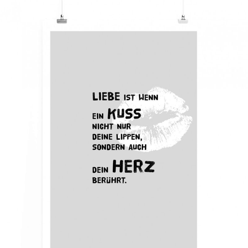 Poster in 60x90cm – Liebe ist wenn ein Kuss nicht nur deine Lippen, sondern auch dein Herz berührt.