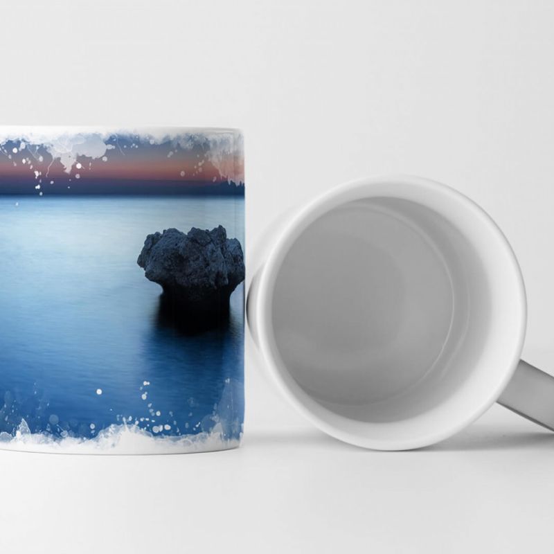 Tasse Geschenk Landschaftsfotografie – Einsamer Fels im ruhigen Meer