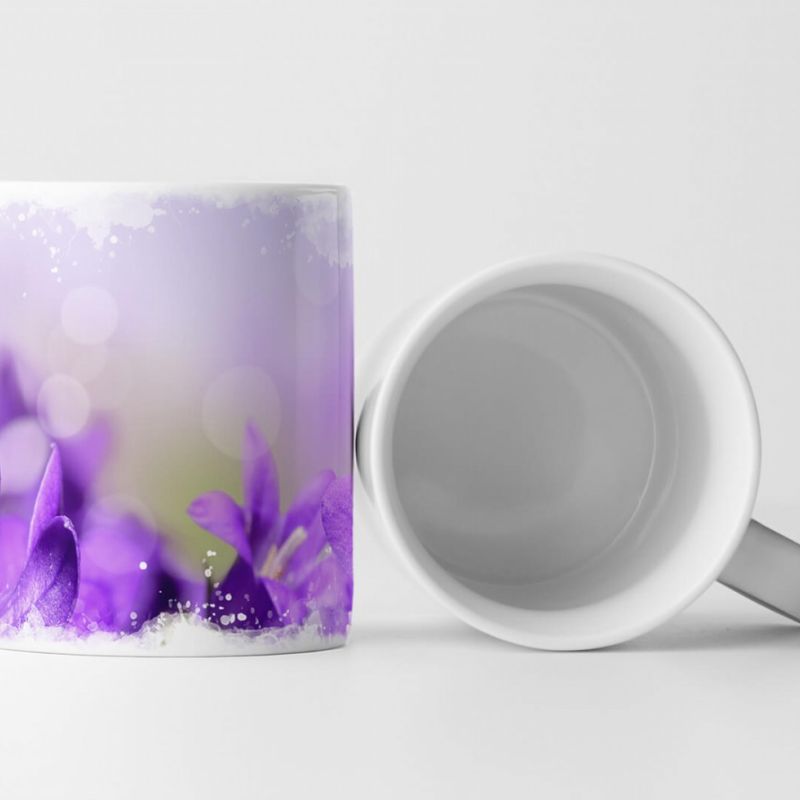 Tasse Geschenk Naturfotografie – Lila Glockenblumen mit sonnigem Hintergrund