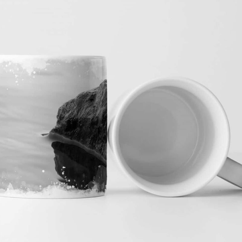 Tasse Geschenk Landschaftsfotografie – Schwarzer Fels im Wasser