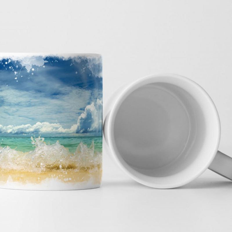 Tasse Geschenk Wellen am Strand bei blauem Himmel