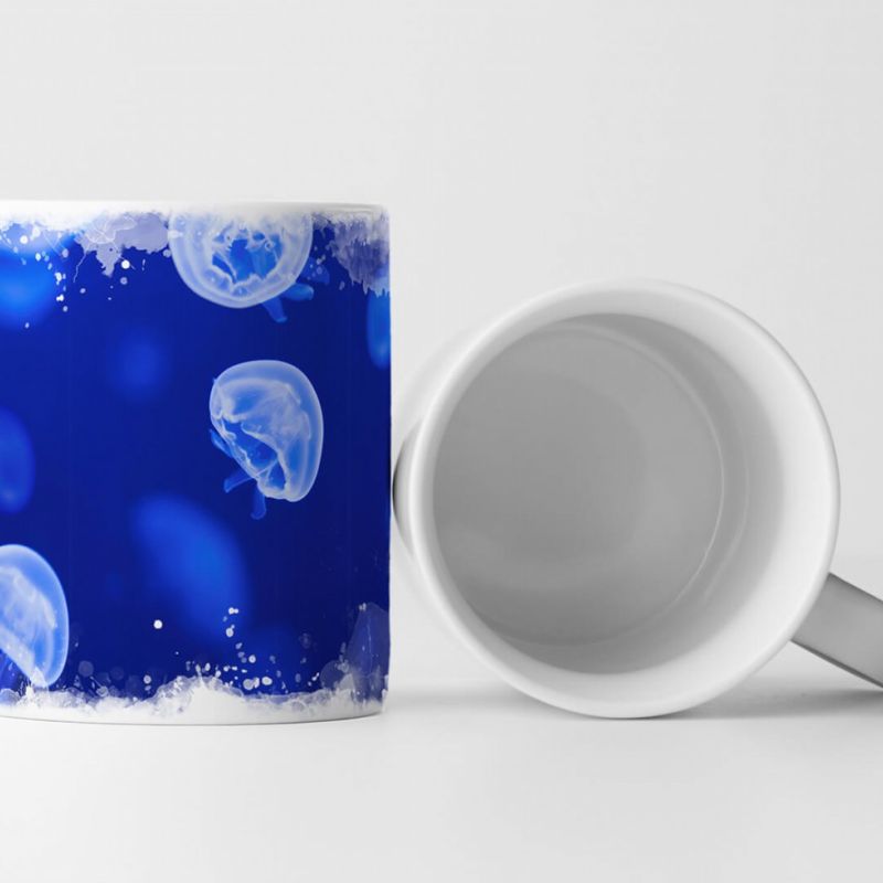 Tasse Geschenk Tierfotografie – Kleine weiß leuchtende Quallen im Wasser