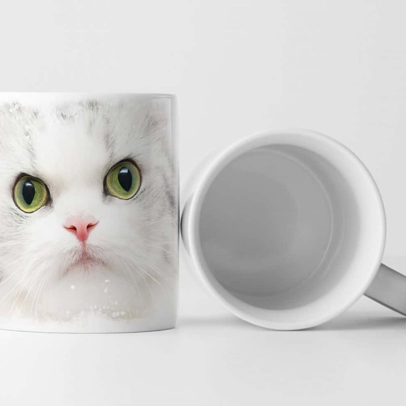 Tasse Geschenk Tierfotografie – Süße weiße Katze mit grünen Augen