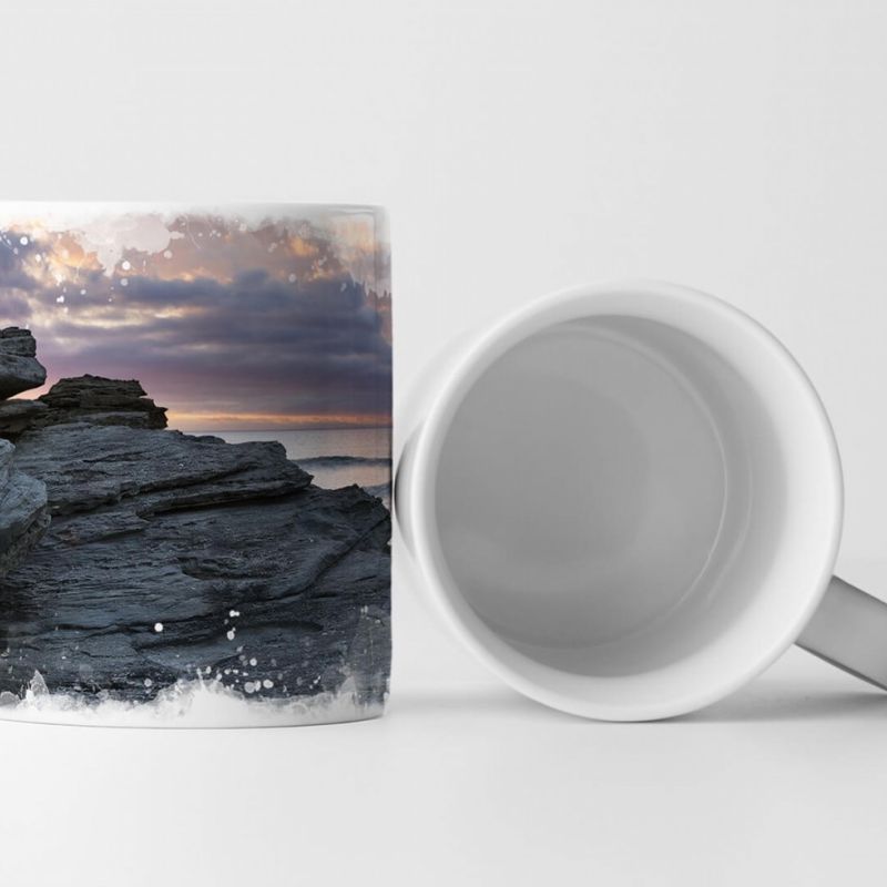 Tasse Geschenk Landschaftsfotografie – Felsen am Meer mit Sonnenstrahlen