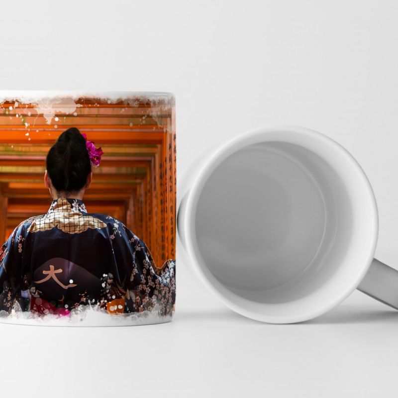 Tasse Geschenk Fotografie – Frau läuft durch Fushimi Inari Schrein